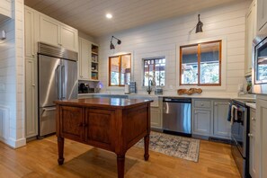 Kjøleskap, mikrobølgeovn, ovn og kokeplater