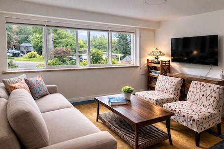 Smart TV. Coastal Family Retreat | 3–5 mins to Beach Park