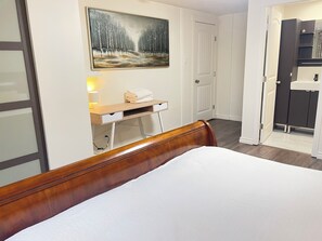 2 slaapkamers, een bureau, een strijkplank/strijkijzer, reisbedje