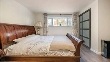 2 bedrooms, desk, iron/ironing board, travel crib