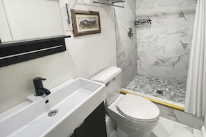 Ducha, secador de pelo, toallas y jabón