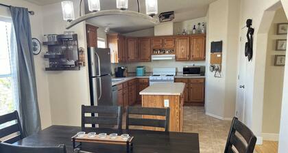 SUMMER GETAWAY PET FRIENDLY Colorado River Close 3Br2Ba, Fenced Yard! SNOWBIRDS