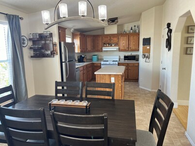 SUMMER GETAWAY PET FRIENDLY Colorado River Close 3Br2Ba, Fenced Yard! SNOWBIRDS 