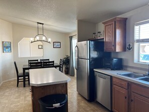 Fridge, microwave, oven, stovetop - SUMMER GETAWAY PET FRIENDLY Colorado River Close 3Br2Ba, Fenced Yard! SNOWBIRDS  (Mohave Valley)
