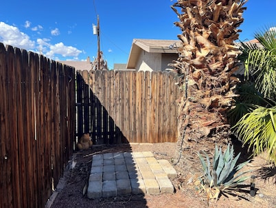 SUMMER GETAWAY PET FRIENDLY Colorado River Close 3Br2Ba, Fenced Yard! SNOWBIRDS