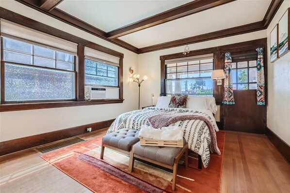 2 chambres, bureau, fer et planche à repasser, lit parapluie