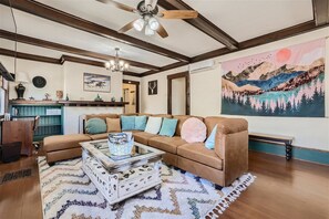 TV connectée, livres, espaces bureaux