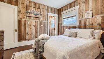 2 bedrooms, desk, iron/ironing board, travel cot