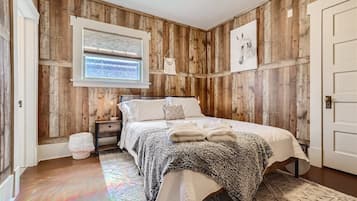 2 habitaciones, escritorio y tabla de planchar con plancha