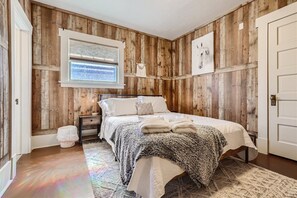 2 bedrooms, desk, iron/ironing board, travel crib