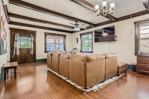 Smart TV, books, offices - Downtown Rustic Home W Porch Swing & Backyard/Grill/Walk to CC, Parks & Venues (Colorado Springs)