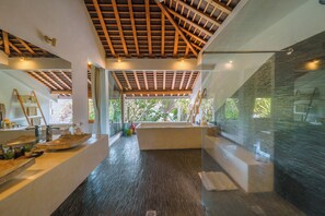 Separate bathtub and shower, hair dryer, towels - Villa Teman-Luxury 4BR Villa in Seminyak (Seminyak)