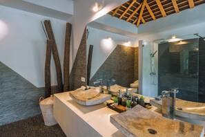 Badewanne und Dusche (separat), Haartrockner, Handtücher