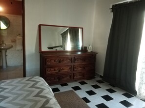 1 slaapkamer, een strijkplank/strijkijzer, gratis wifi, beddengoed