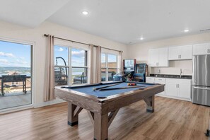 Game room - Entertainment Lodge! Private Hot Tub! (Kimberling City)