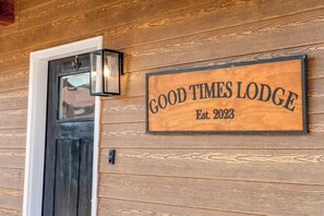 Exterior detail - Entertainment Lodge! Private Hot Tub! (Kimberling City)