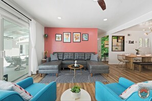 Smart TV, chimenea, videojuegos y tenis de mesa 