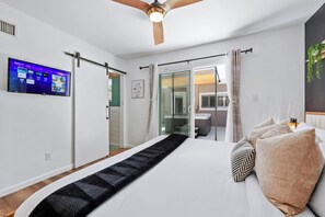 5 bedrooms, desk, iron/ironing board, travel crib - Palm & Peace Retreat (La Mesa)