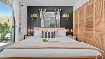 5 bedrooms, desk, iron/ironing board, travel crib