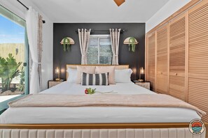 5 slaapkamers, een bureau, een strijkplank/strijkijzer, reisbedje