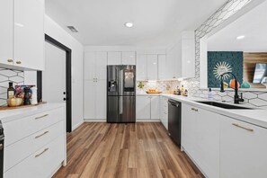 Fridge, microwave, oven, stovetop - Palm & Peace Retreat (La Mesa)