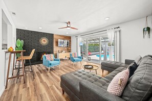 Smart-TV, Kamin, Videospiele, Tischtennisplatte