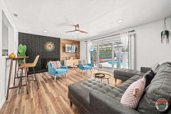 Smart TV, chimenea, videojuegos y tenis de mesa 