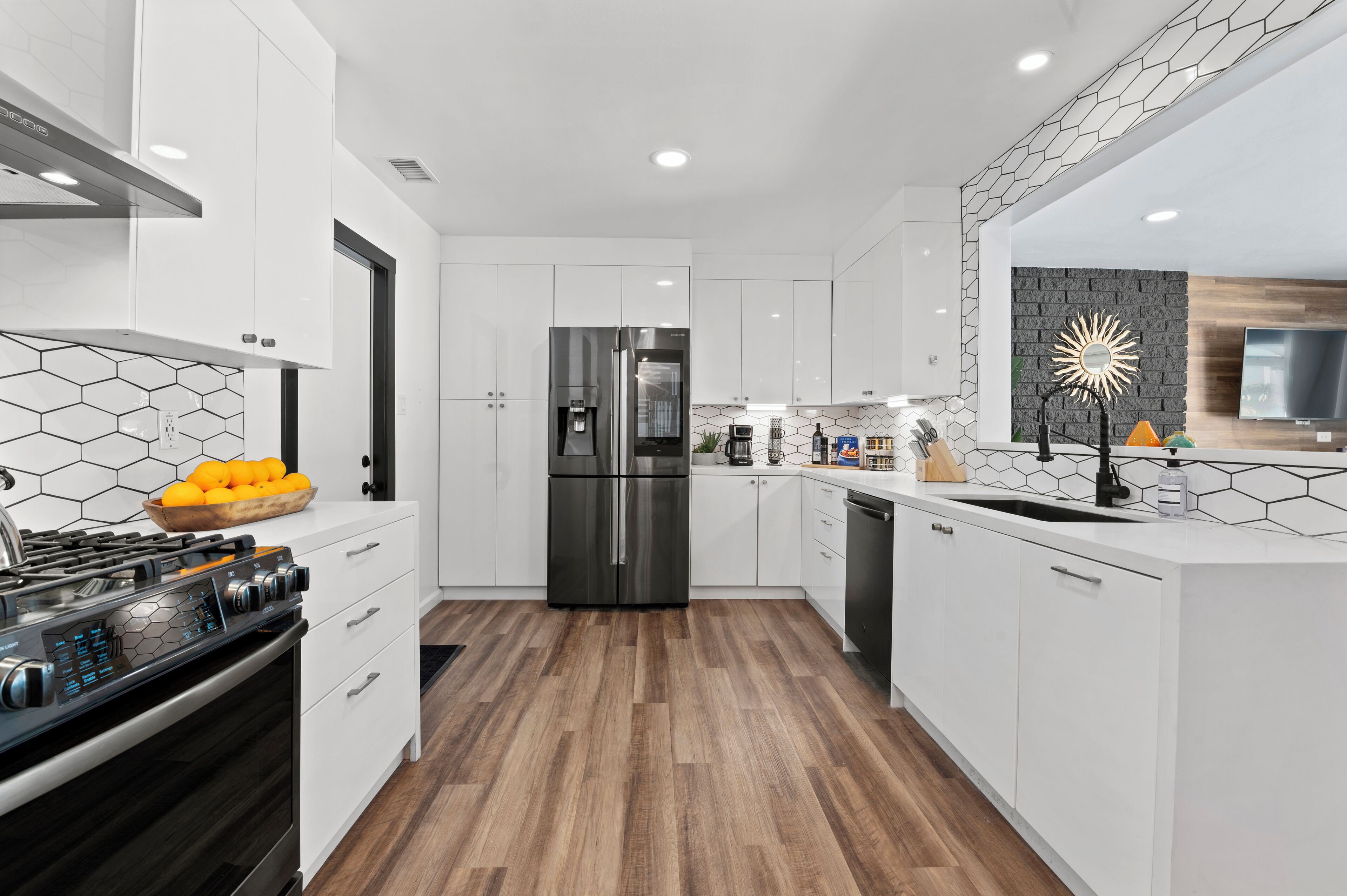 Geladeira, micro-ondas, fogão, cooktop