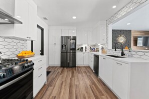 Kühlschrank, Mikrowelle, Ofen, Herdplatte