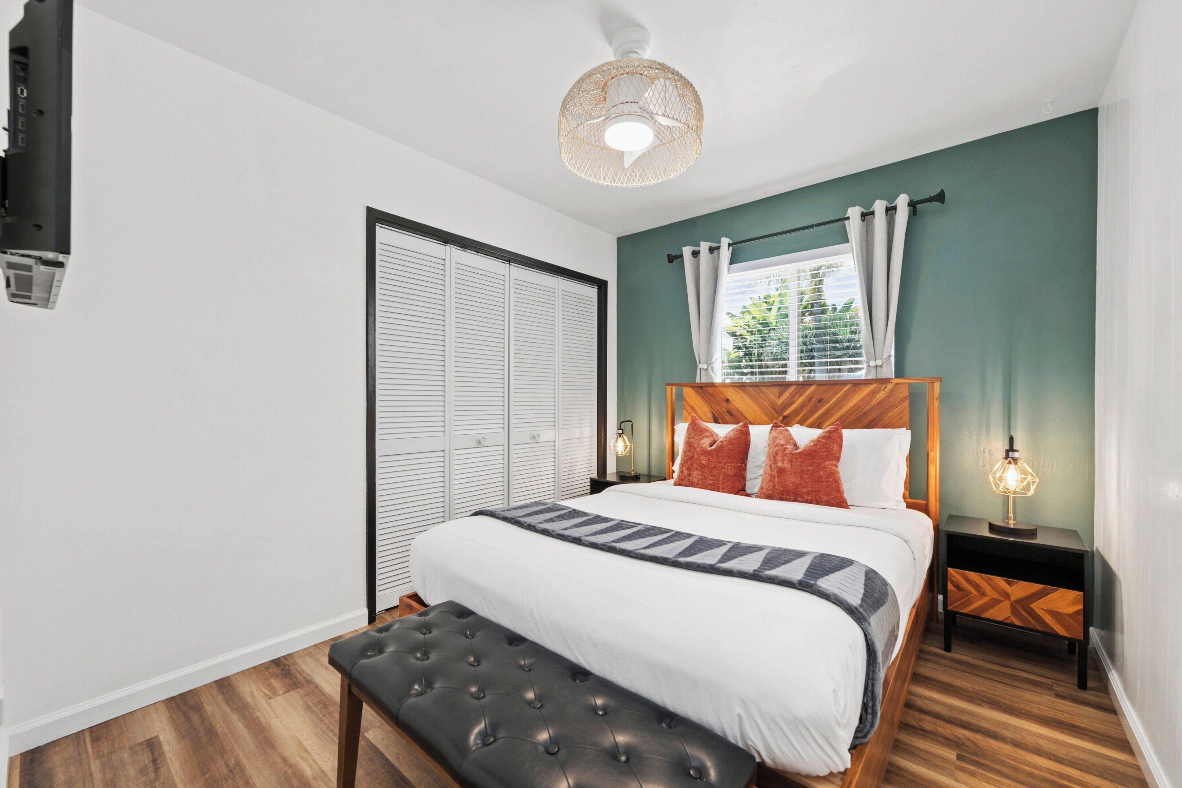 5 bedrooms, desk, iron/ironing board, travel crib