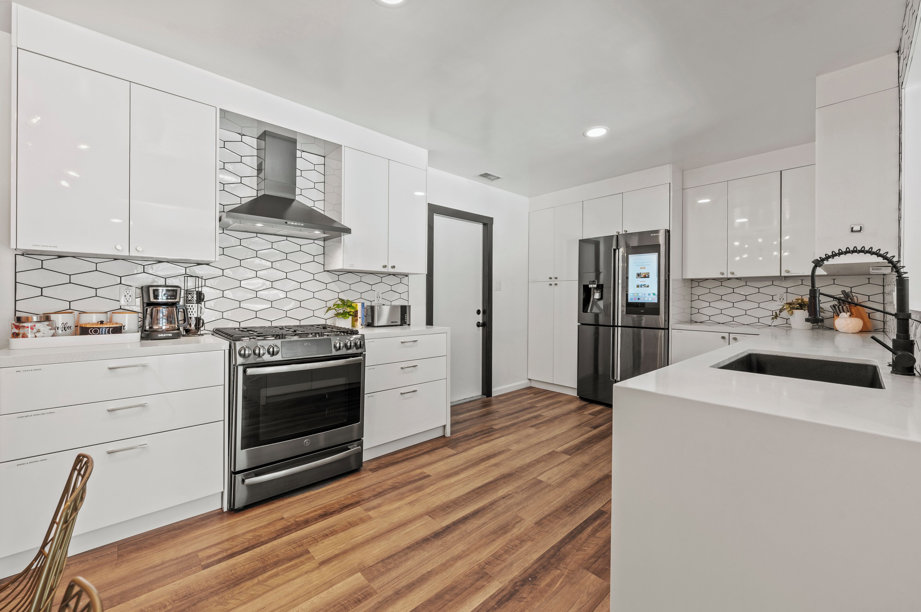 Geladeira, micro-ondas, fogão, cooktop