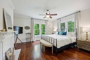 2 bedrooms, desk, iron/ironing board, WiFi