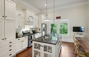 冰箱、微波炉、烤箱、炉灶