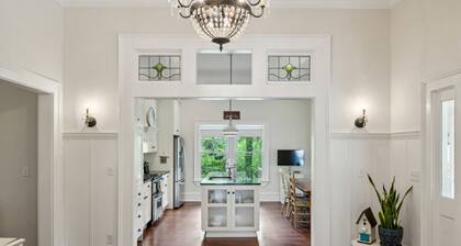 King Beds|Pets Welcome|Historic Queen Anne Cottage