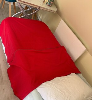 1 habitación, cuna de viaje y ropa de cama 