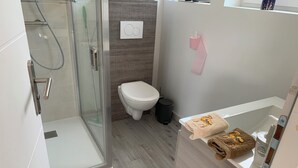 Dusj, hårføner, håndklær og såpe