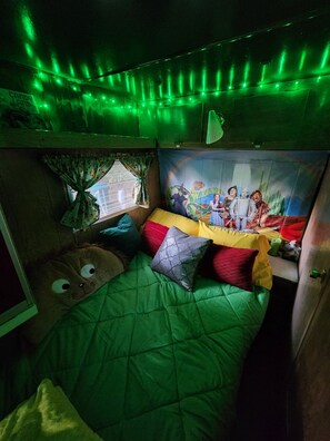1 bedroom, WiFi, bed sheets - Wizard of Oz themed, Vintage 1967 Aloha Camper/Glamper! (Monroe)
