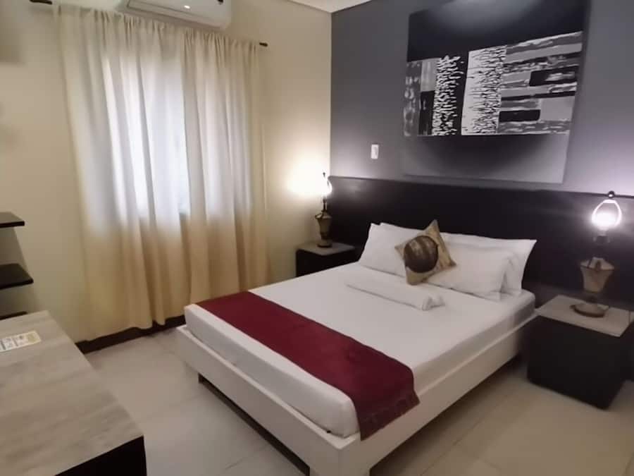 Quarto casal básico | Escrivaninha, espaço de trabalho para notebook, Wi-Fi de cortesia