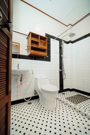 A bathroom with a toilet, sink, and shower. - Antonio's Bed and Breakfast Hotel (Sorsogon City)