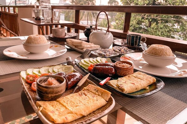 Desayuno con opciones de la cocina local incluido todos los días