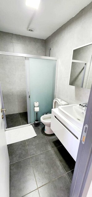 Basic-værelse til 3 personer | Badeværelse | Bruser, brusehoved med spredningseffekt, hårtørrer, håndklæder