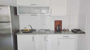 베이직 아파트 | 전용 주방 | 대용량 냉장고, 쿡탑, 밥솥, 조리 도구/접시/주방 기구