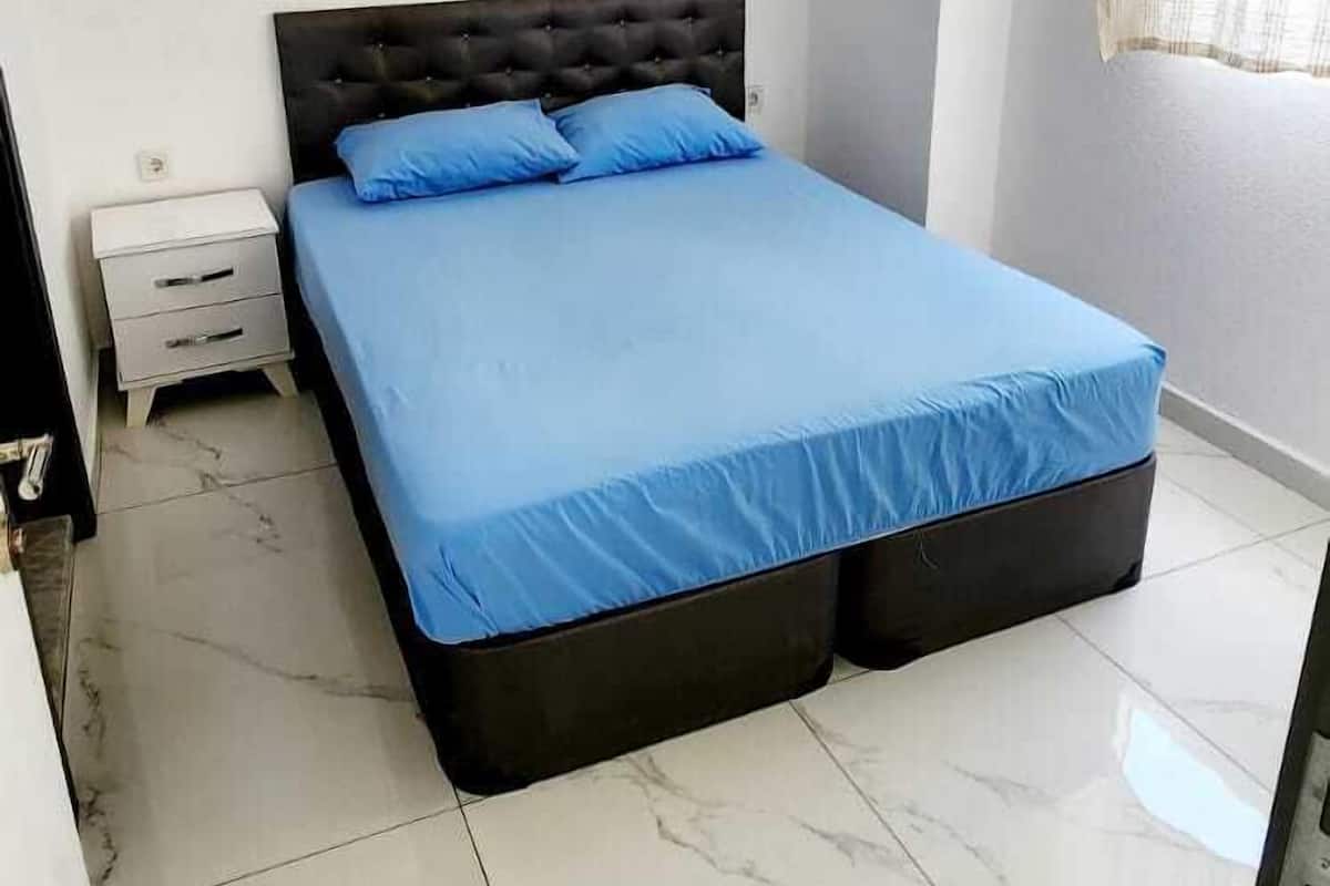 Chambre Quadruple | Espace de travail pour ordinateur portable, draps fournis