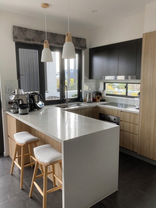 Private kitchen - Kangaroo Cliffs- 2 Bed-2 Bath-1 Secure Car Park-close to everything!
(Kangaroo Point)