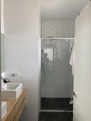 Douche, sèche-cheveux, serviettes fournies, savon