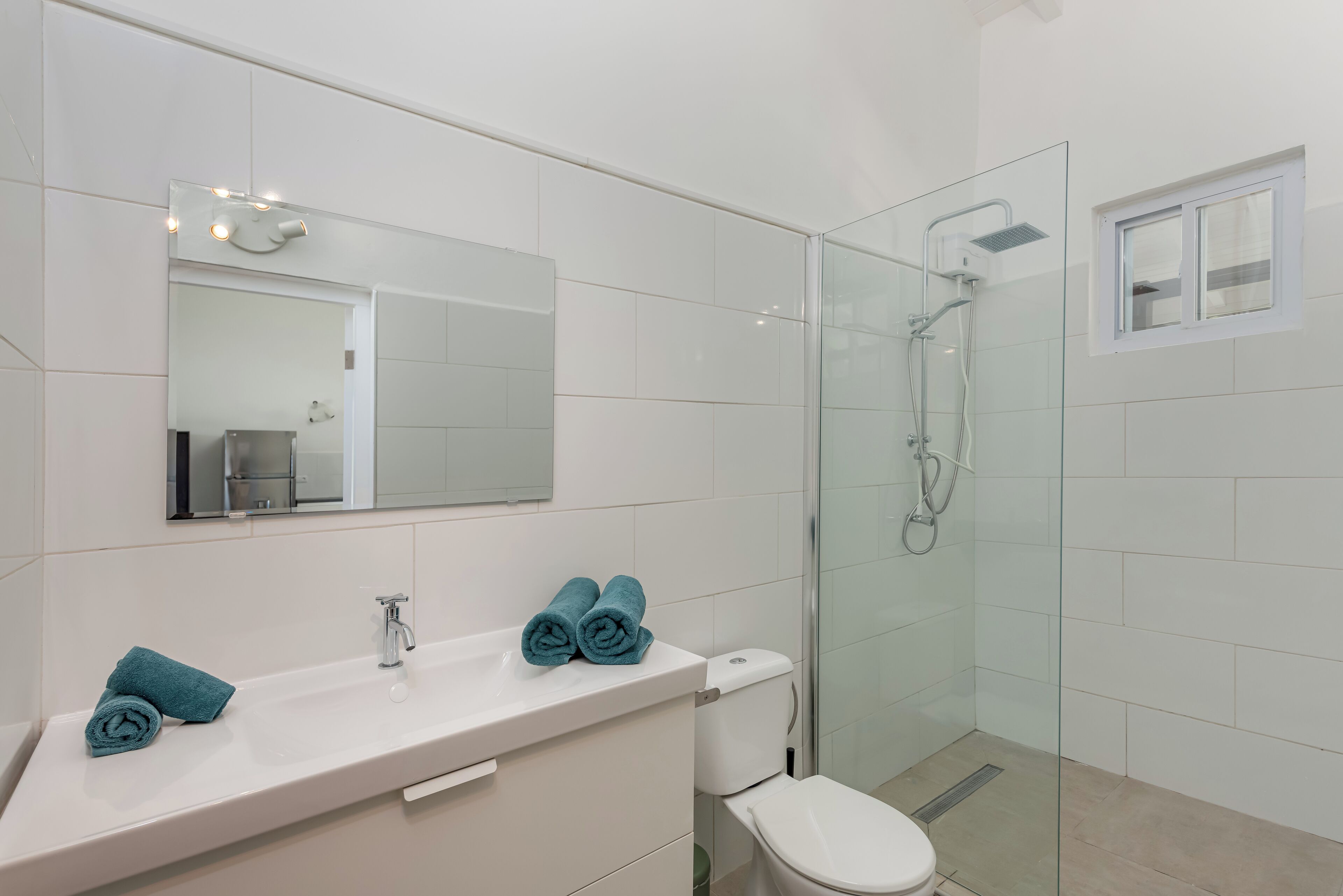 Douche, serviettes fournies, savon, papier toilette