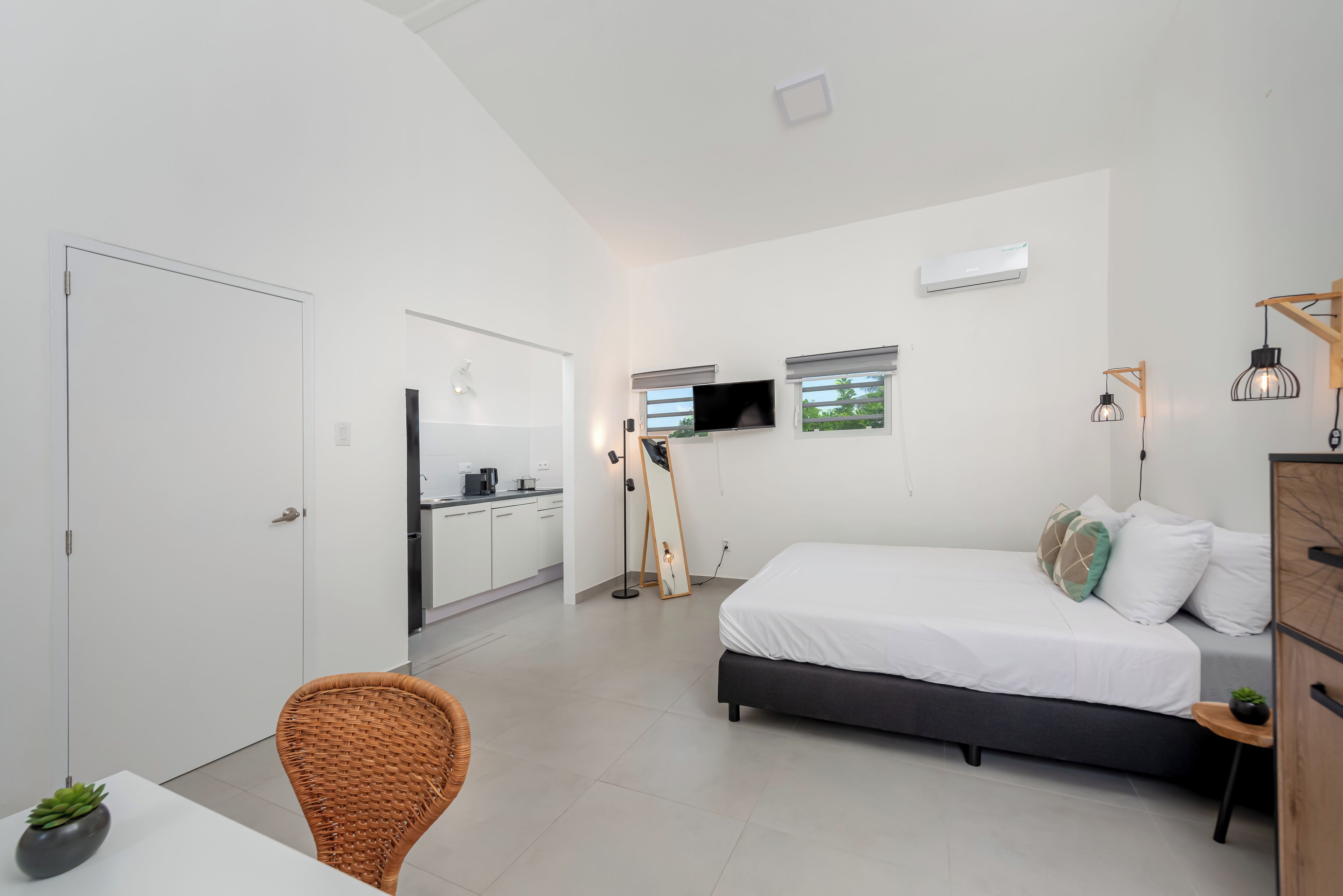 Studio phong cách cổ điển, 1 giường cỡ king, quang cảnh hồ bơi | Trang trí khác biệt, trang bị nội thất với thiết kế riêng biệt 