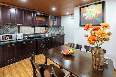 Frigobar, microondas, placa de cocina, tetera/pava eléctrica