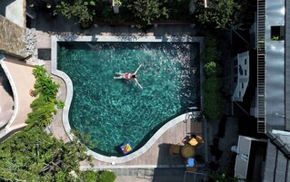 Una piscina al aire libre