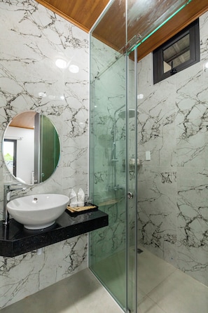 Een douche, een regendouche, designer toiletartikelen, een haardroger